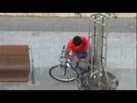 צפו: גנב אופניים נתפס על חם במצלמה