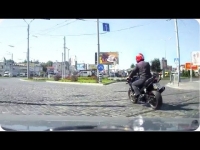 רוכב אופנוע התרסק על הכביש בגלל שנבהל מרוכב אופניים