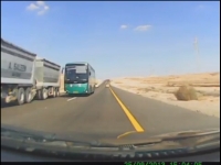 תיעוד: אוטובוס אגד עוקף משאית בפראות