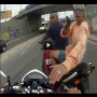 צפו: שוד אופנוע אלים לעיני המצלמה