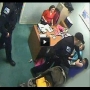 לעיני המצלמה: השוטר היכה אישה ללא רחמים מול בתה הפעוטה