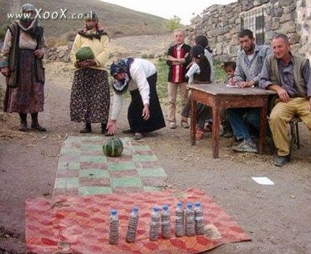 תמונת משחק באולינג בכפר עיראקי