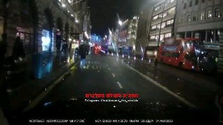 נהג מונית בלונדון העיף אנטישמית באמצע הנסיעה לאחר שהחלה לקלל...