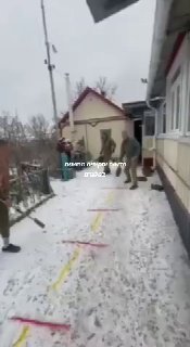 חיילים אוקראינים משחקים עם מוקשים נגד טנקים...