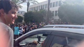 תלמידים מפגינים בכניסה לגימנסיה הרצליה בתל אביב לאחר שהמנהל...