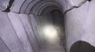 תיעוד מתוך המנהרה שבה הוחזקו החטופים בחאן יונס...