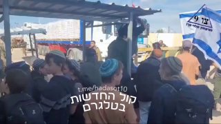 בשעה זו, במחסום כרם שלום מאות מוחים מתנועת 'צו 9- חוסמים את...