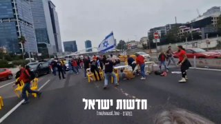 איילון נחסם לתנועה על ידי חלק ממשפחות החטופים...