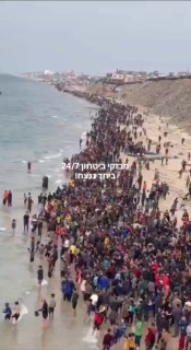 מאות עזתים ירדו לחוף בדיר אל-באלח במטרה לחלץ את הסיוע...