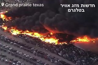 שריפה ענקית במגרש גרוטאות בטקסס, ארה״ב....