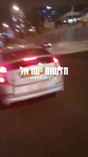 תיעוד חריג: מפגין שמאל עלה על מכסה מנוע של רכב באיילון -...