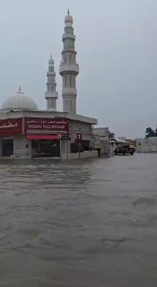 שיטפונות עצומים עקב גשמים עזים באל שהבה בשארג'ה, איחוד...