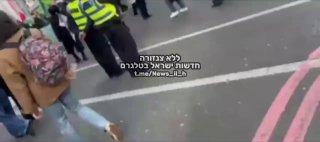 השוטרים הבריטים עומדים בצד בהלם שמפגינים פרו חמאס צועקים...