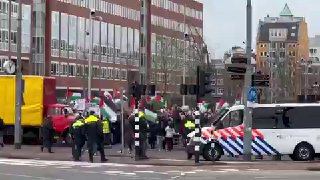 אמסטרדם: אלפי פרו פלסטינים מפגינים נגד הרצוג, שהגיע לחנוך...