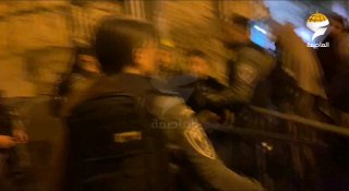 צפו: משטרת ישראל מונעת מהערבים להיכנס להר הבית....