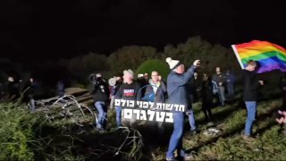 עכשיו בקיסריה- הפגנה עם דגלי גאווה מאחורי בית ראש הממשלה...