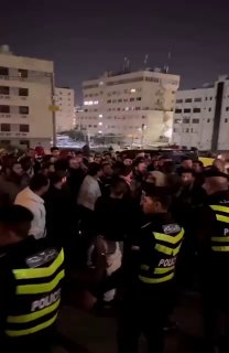 בערב החמישי ברציפות מפגינים לא הרחק מהשגרירות הישראלית ברבת...