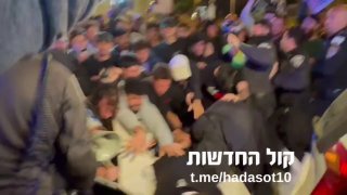 עשרות אנרכיסטים פרצו חסימה משטרתית ועושים את דרכם לבית...