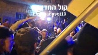 אנרכיסיטים מפגינים בצומת מטודלה-עזה בירושלים, מחוץ לבית ראש...