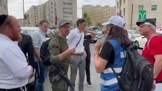 חייל מילואים למוחים מחוץ למשרדי הרבנות הראשית בירושלים ״אתם...