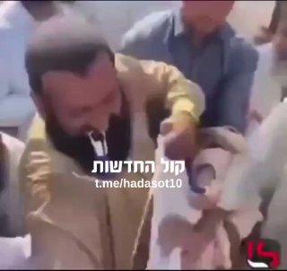 מוסלמים שדים וברברים אוכלים(וקורעים) את דגל ישראל. זה הרוע...