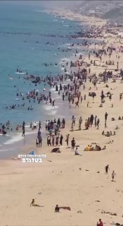 חוף הים בדיר אל-בלח שבמרכז הרצועה עמוס בעזתים...