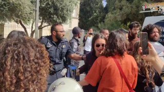 משטרת ישראל מפזרת הפגנת תמיכה בפרופ׳ נדירה שלהוב-קיבורקיאן...