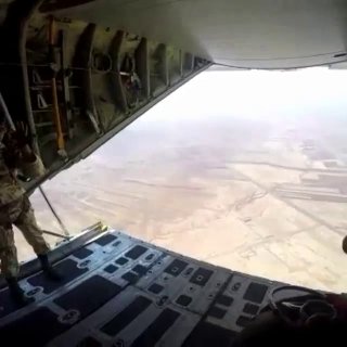איראן אימון צניחה של צנחני חטיבה טייסת 55 של הצבא בקפיצה ממטוס...