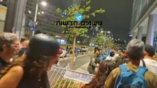 האנרכיסטים פורצים את מחסומי המשטרה...