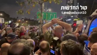 אנרכיסיטים פורצים את המחסום של המשטרה בקריאות ״בן גביר מחבל״...