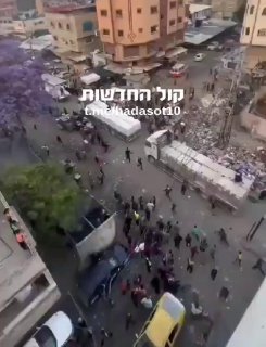 תיעוד מעזה : מחבלים חמושים משתלטים על משאיות סיוע שנכנסו...