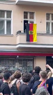 גרמניה: פעילי שמאל קיצוני בברלין זורקים רימון לעבר קשיש שהניף...
