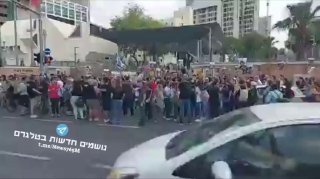 לקראת התכנסות הקבינט בקריה - המפגינים בעד עסקה בחוץ...