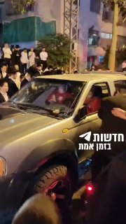 כעת בהפגנה: לינץ' על רכב של פעילי אחים לנשק שנכנס לבני ברק😱...
