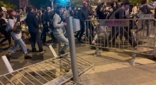 אנרכיסטים פורצים מחסומים בירושלים, אלפים צועדים גם בתל אביב....