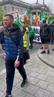 ‏עשרות אלפי מפגינים באירלנד...