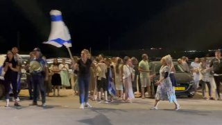 תנועת צו 9: פעילי התנועה נערכים לחסימת משאיות החמאס במעבר רבין...