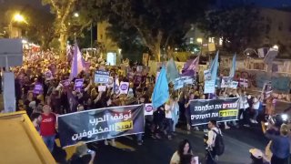אלפים מעשרות ארגוני שמאל מפגינים בתל אביב לעצירת המלחמה...