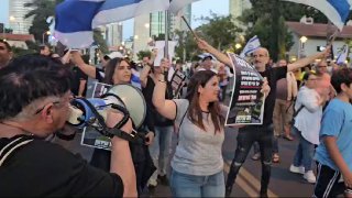 מאות פעילי ימין עכשיו בקריה בתל אביב בדרישה להדחת יואב גלנט...