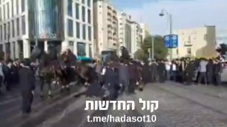 מאות חרדים קיצוניים חוסמים את מרכז העיר ירושלים במחאה נגד...