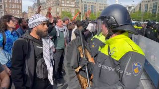 אמסטרדם, הולנד: התעוזה שיש לתומכי חמאס, מול השוטרים ההולנדים...