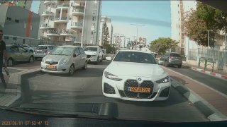 אנשים בארץ השתגעו... גם לא נותנת זכות קדימה להולכי רגל ולילדים...