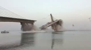 גשר שהיה בתהליכי בנייה קורס. נהר גנגס הודו...