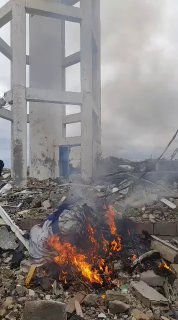 מחבלים בדרום לבנון שורפים את דגל ישראל לאחר שהורד ממגדל המים...