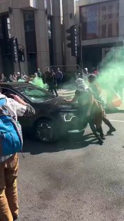 לנהגים בלונדון נמאס מהפגנות של פרו פלסטינים שחוסמים להם את...