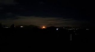ארטילריה ישראלית מאירה את שמי הלילה מעל דרום לבנון, כך...