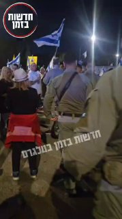 שוטרים רבים זורמים למושב מזור...