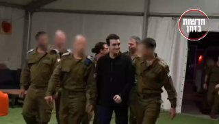 צפו: עידן אלכסנדר ברגעי האיחוד עם משפחתו....