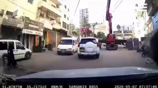 קריסת מנוף בכפר עקב...