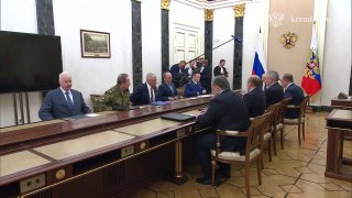 צילומים של פוטין בפגישה עם בכירי הביטחון הרוסים כרגע...